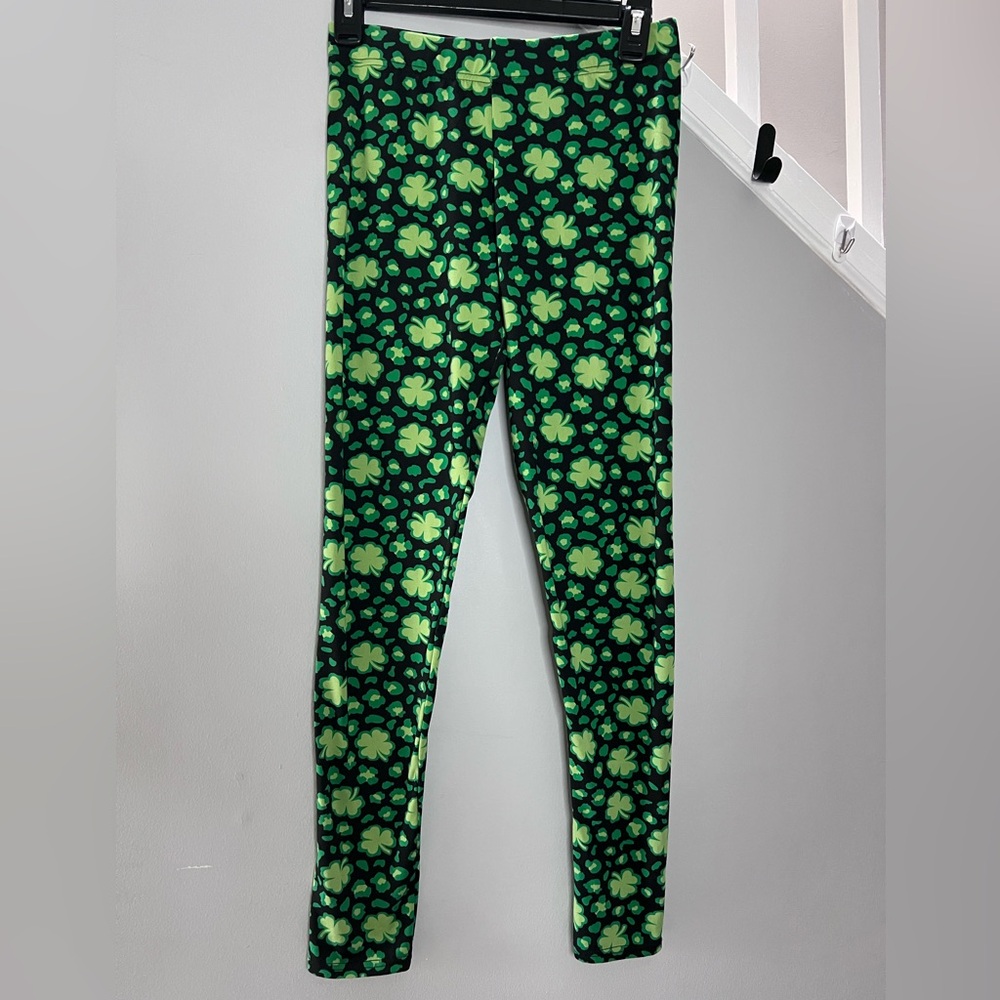 0012: Serra Women’s Black and Green Shamrock Leggings